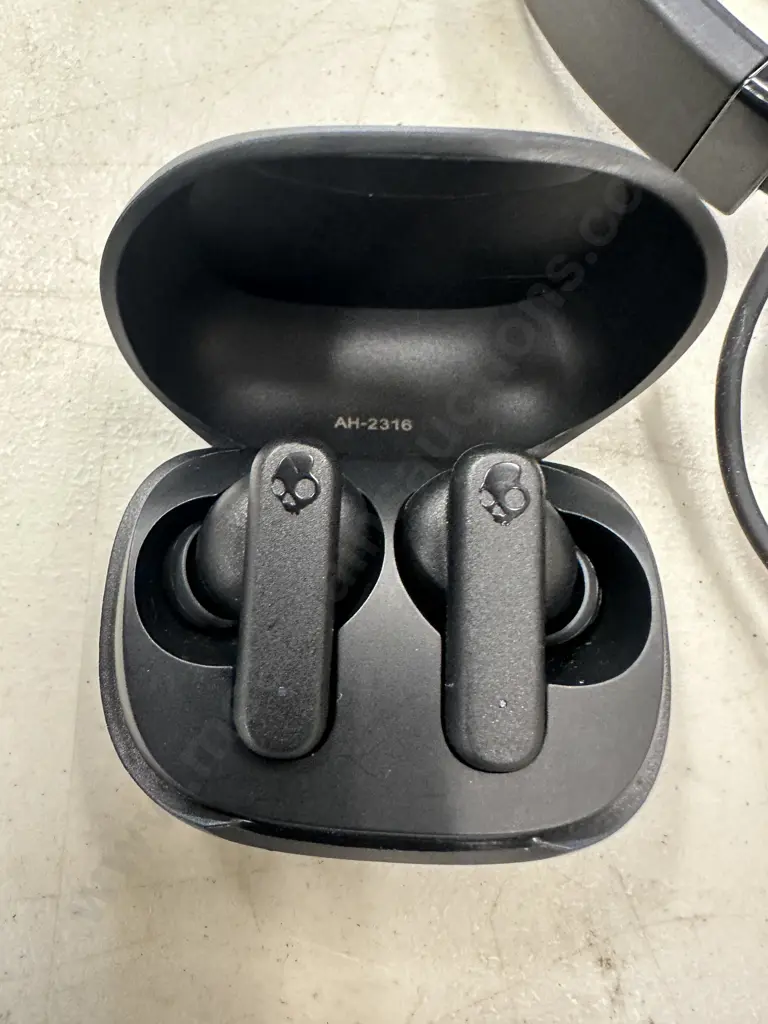 Skullcandy Smokin Bud Wireless Ear Buds In Charging Case Model S2TAW & Jabra Headphones Model HSC016 Image 1++