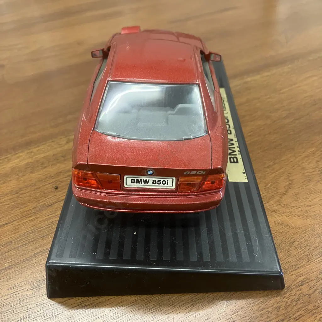 Maisto 1:18 BMW 850i 1990 Die-Cast Model In Red Image 1++