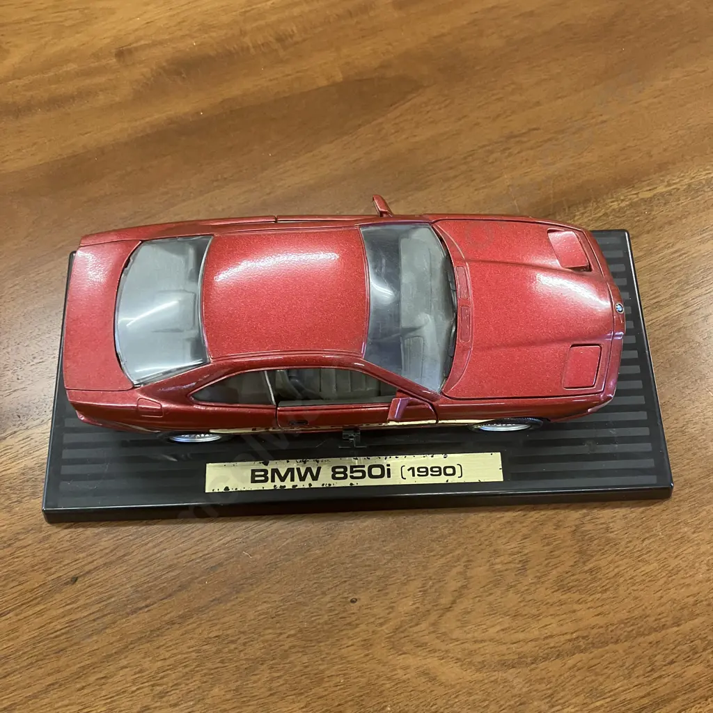 Maisto 1:18 BMW 850i 1990 Die-Cast Model In Red Image 1++