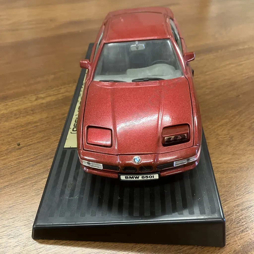 Maisto 1:18 BMW 850i 1990 Die-Cast Model In Red Image 1++