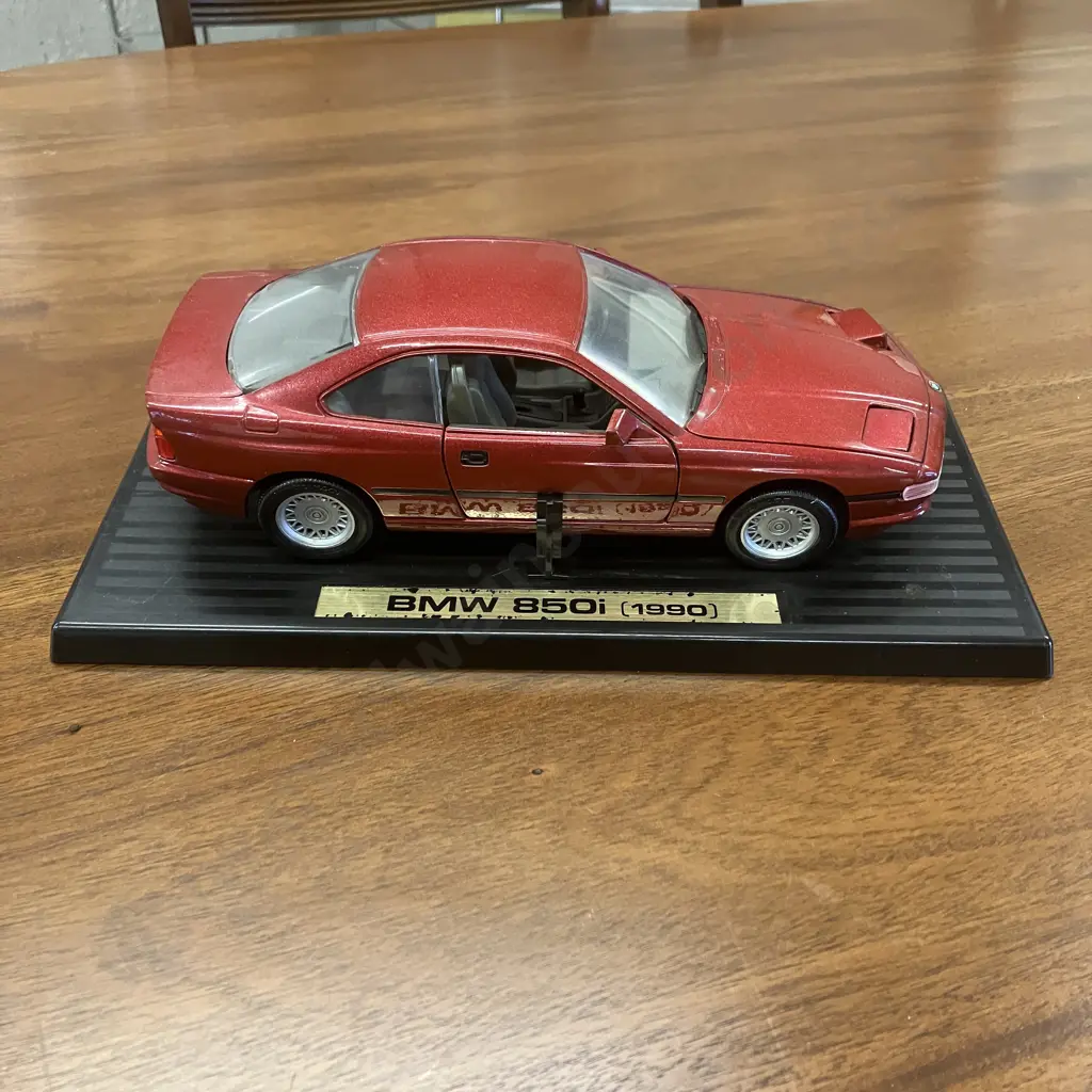 Maisto 1:18 BMW 850i 1990 Die-Cast Model In Red Image 1++