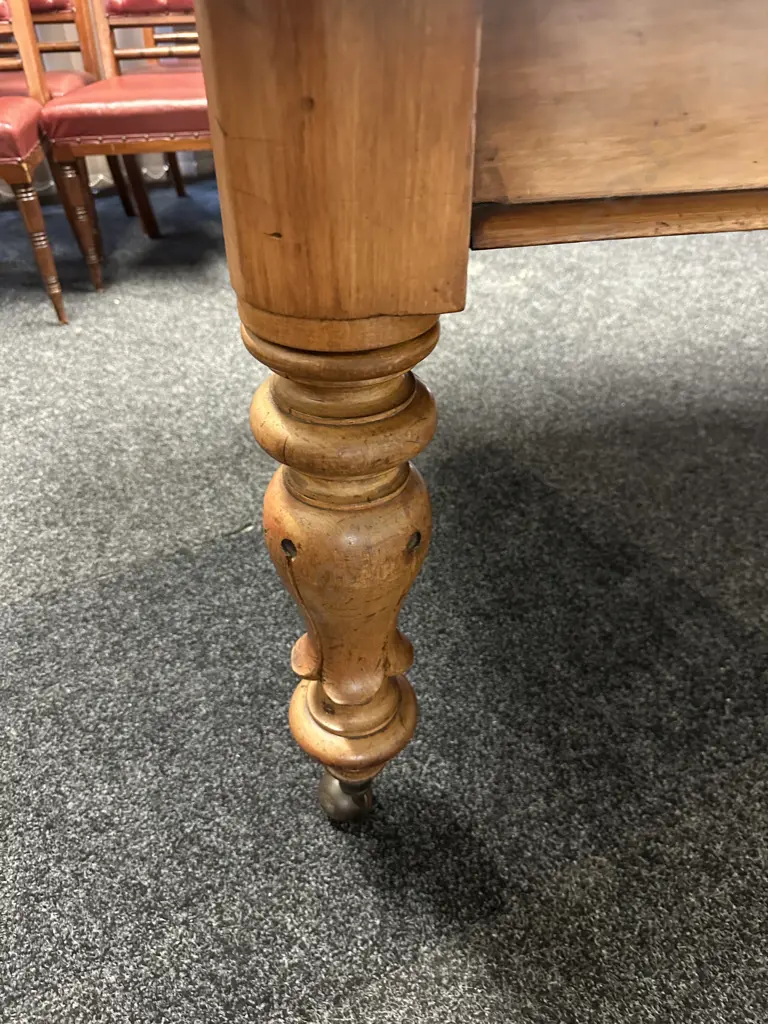 Victorian Style Dining Table With Extension & Castors Image 1++