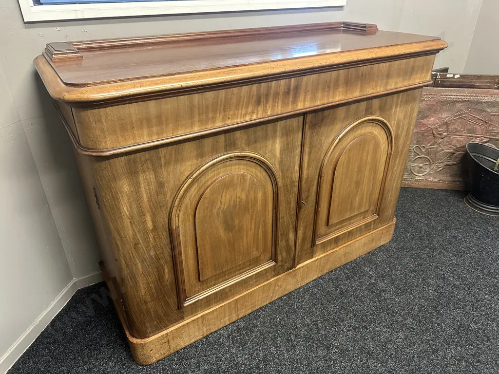 Mahogany Sideboard Two Drawer, Two Door With Key & Felt Lined Hidden Cutlery Drawer H98,W137,D52cm Image 1++