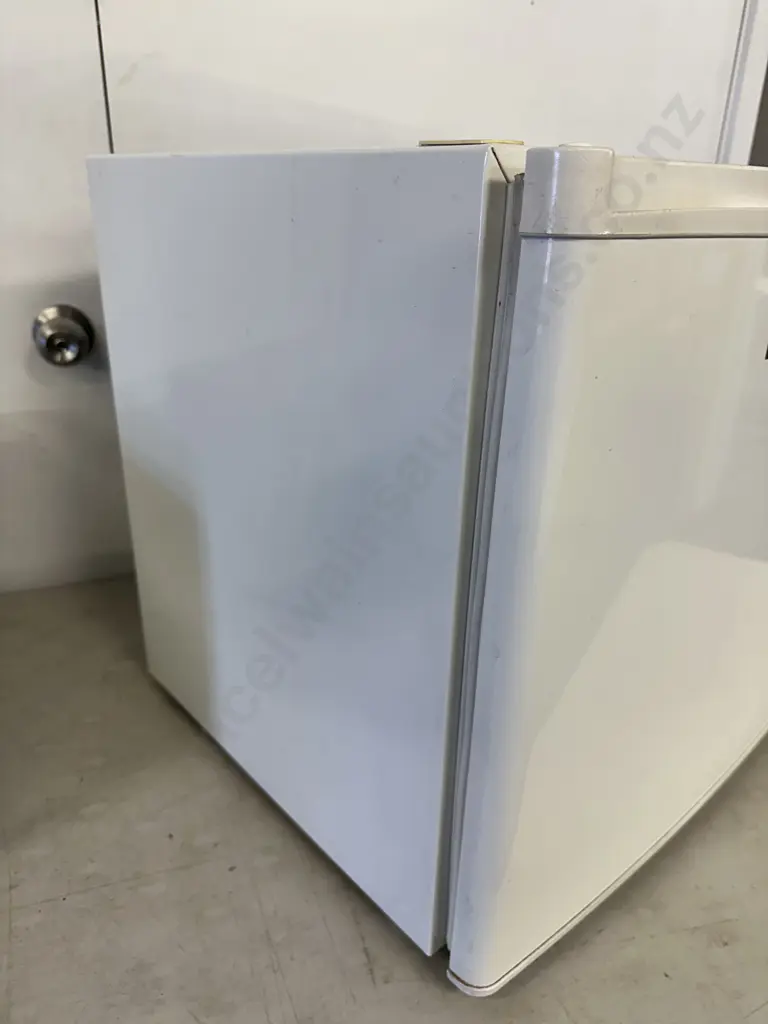 Fisher & Paykel Elba Bar Fridge - 42 Litre Image 1++