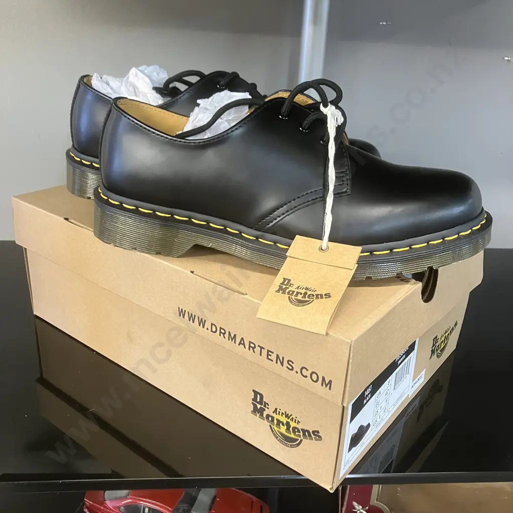 Dr Martens 1461 Unisex 3-Eye Lace-Up Smooth Leather Oxford Shoe, Black. Size UK8 EU42 Image 1++
