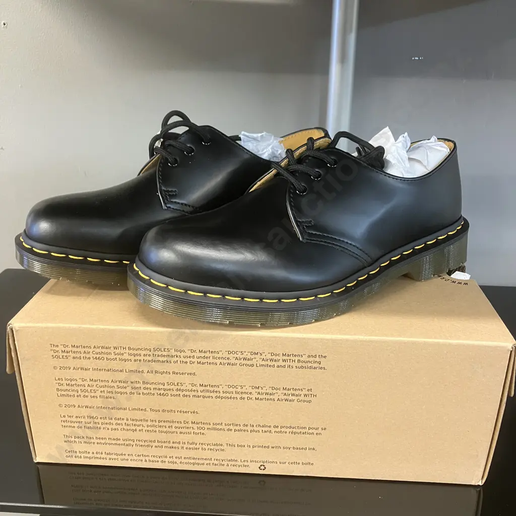 Dr Martens 1461 Unisex 3-Eye Lace-Up Smooth Leather Oxford Shoe, Black. Size UK8 EU42 Image 1++