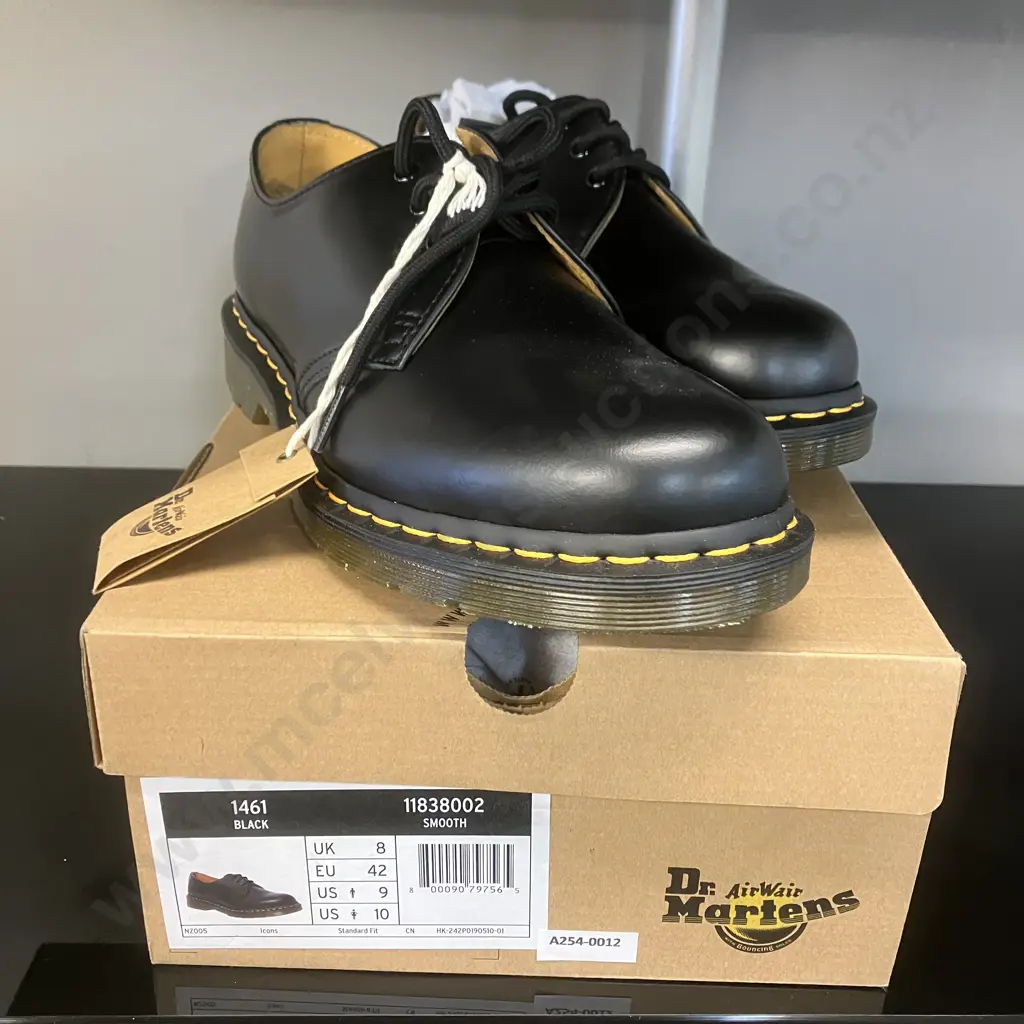 Dr Martens 1461 Unisex 3-Eye Lace-Up Smooth Leather Oxford Shoe, Black. Size UK8 EU42 Image 1++