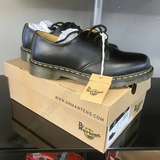 Dr Martens 1461 Unisex 3-Eye Lace-Up Smooth Leather Oxford Shoe, Black. Size UK8 EU42