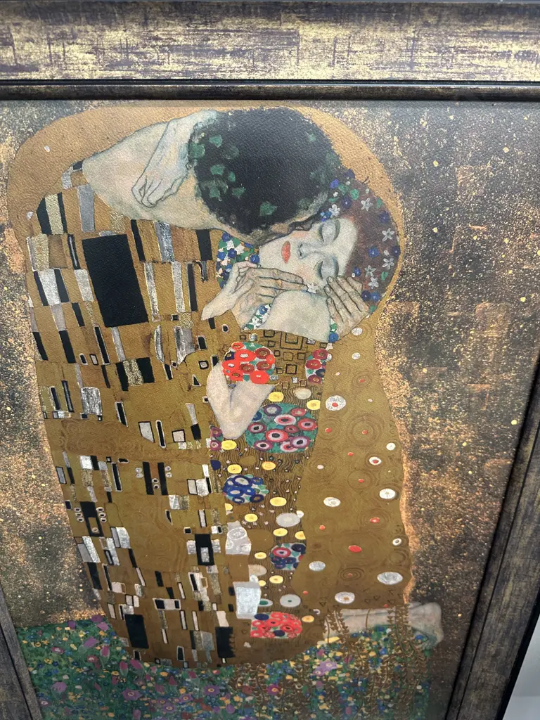 "The Kiss" Framed Artwork By Gustar Klimt Image 1++