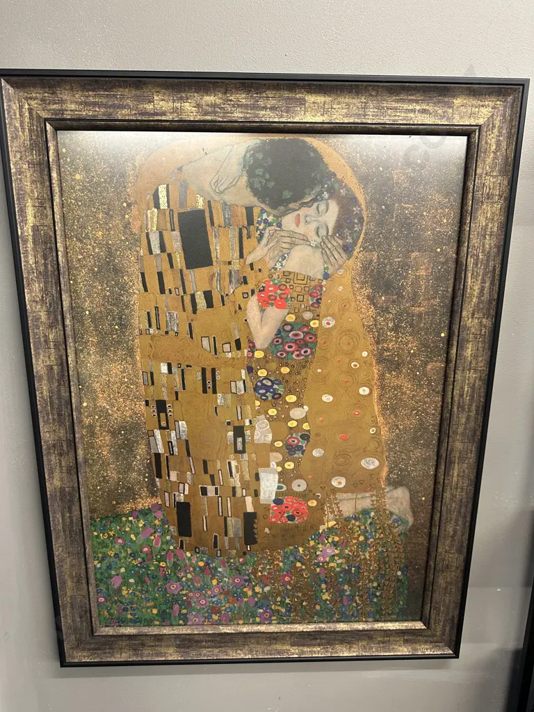 "The Kiss" Framed Artwork By Gustar Klimt Image 1++
