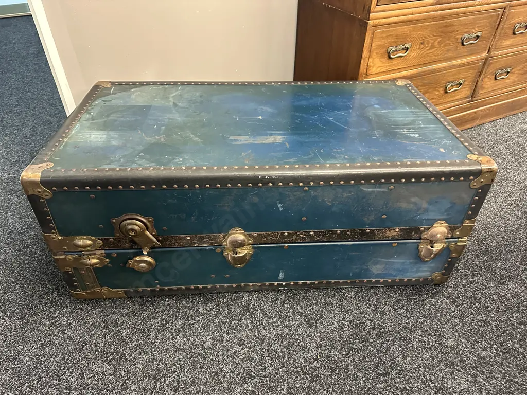 Antique "Victor Wardrobe Luggage" Wardrobe Steamer Trunk. Image 1++