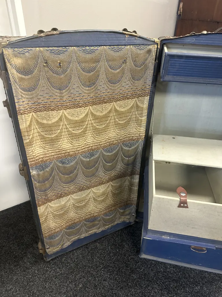 Antique "Victor Wardrobe Luggage" Wardrobe Steamer Trunk. Image 1++