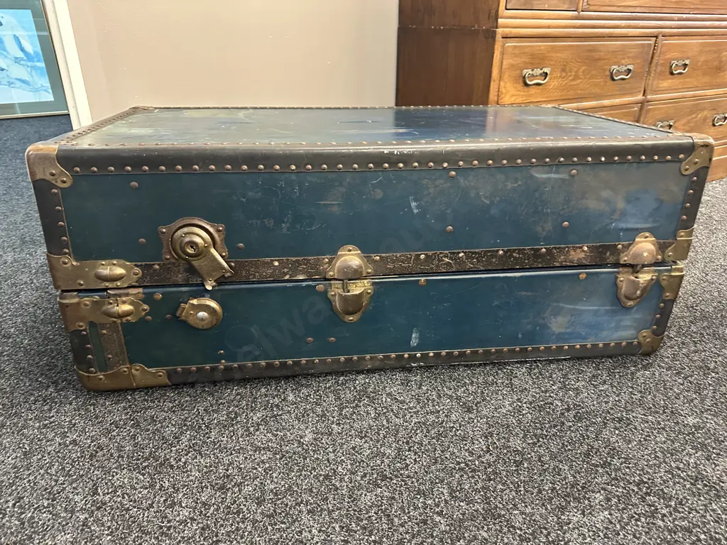 Antique "Victor Wardrobe Luggage" Wardrobe Steamer Trunk. Image 1++