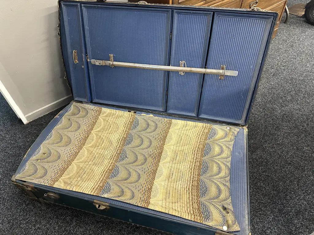 Antique "Victor Wardrobe Luggage" Wardrobe Steamer Trunk. Image 1++