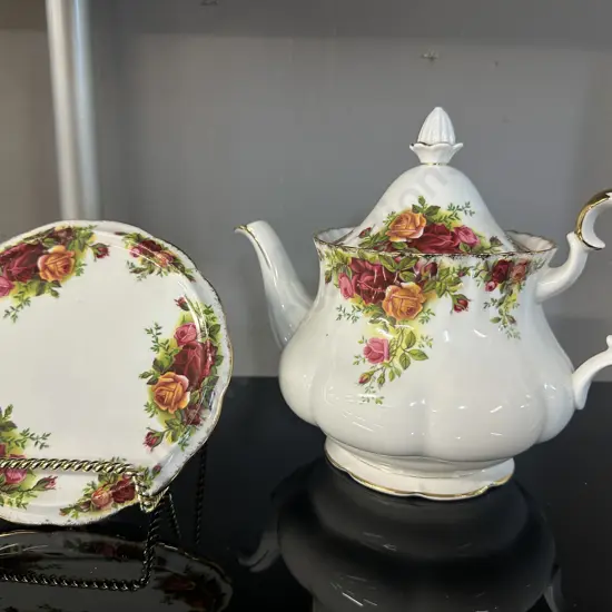 Royal Albert Old Country Roses Teapot H20cm & Teapot Stand