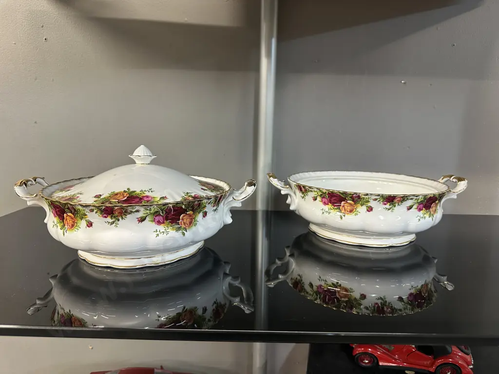 Royal Albert Old Country Roses Lidded Tureen With 1x Tureen Bowl No Lid Dia22cm. Image 1++