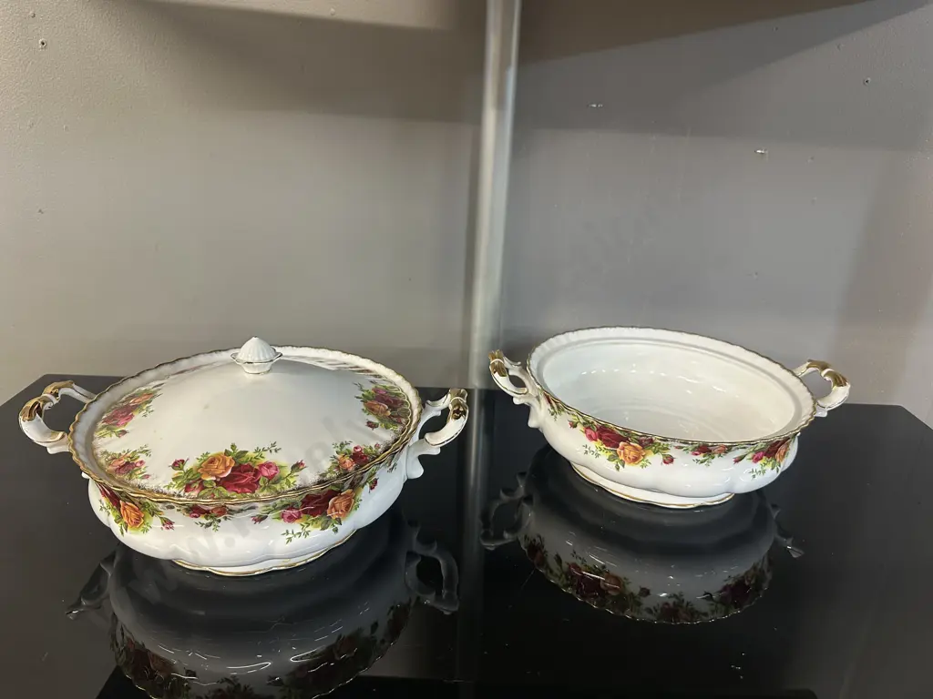 Royal Albert Old Country Roses Lidded Tureen With 1x Tureen Bowl No Lid Dia22cm. Image 1++