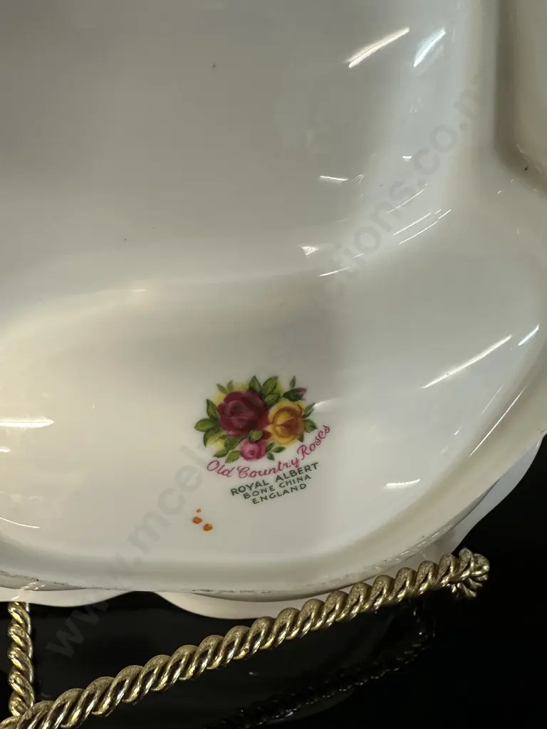 Royal Albert Old Country Roses Salt & Pepper Shakers & Leaf Shape Dish L20cm. Image 1++