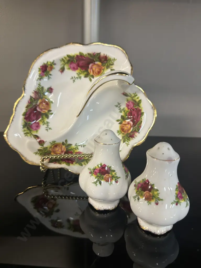 Royal Albert Old Country Roses Salt & Pepper Shakers & Leaf Shape Dish L20cm. Image 1++