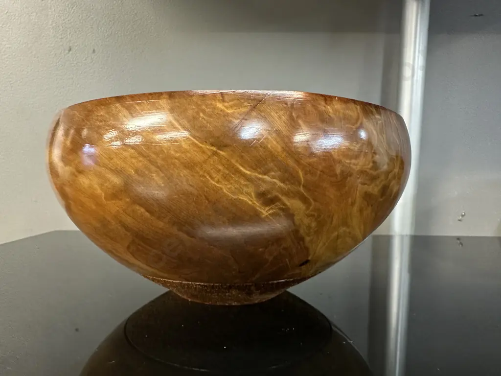Round Rimu Bowl Carved Rim Detail H9.5,Dia20cm. Image 1++