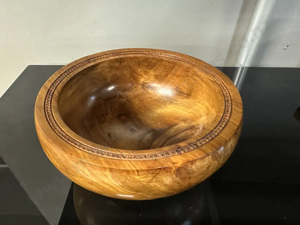 Round Rimu Bowl Carved Rim Detail H9.5,Dia20cm. Image 1++
