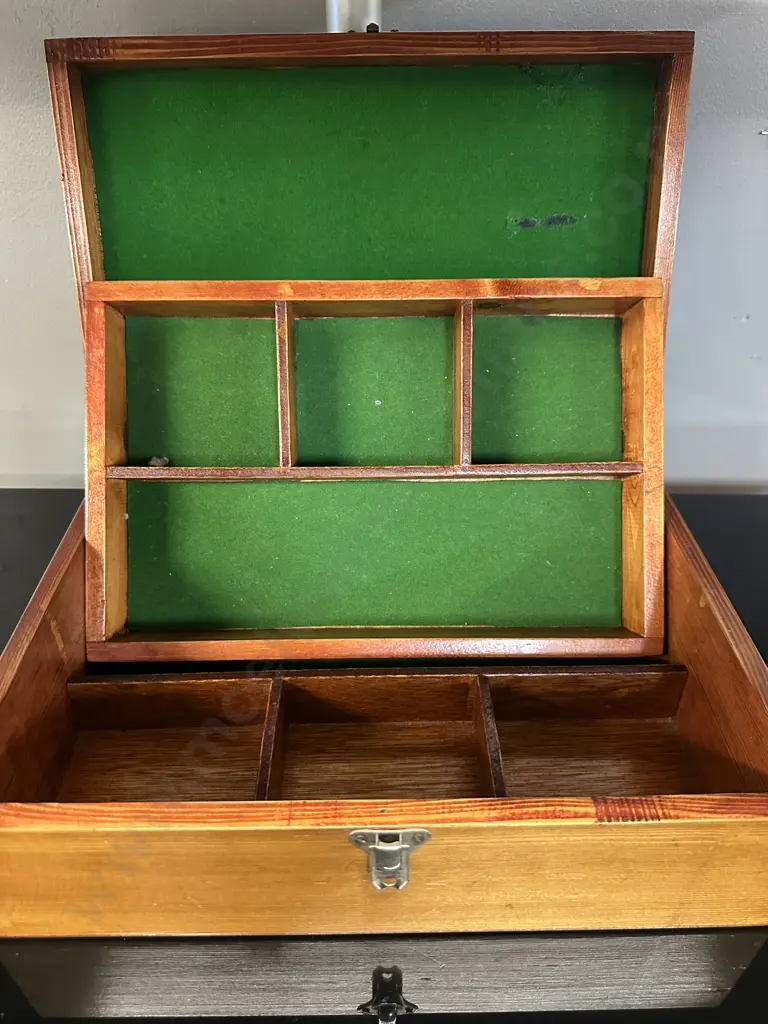 Vintage Wooden Partitioned Felted Compartments Jewellery/Storage Box H11,W33,D23cm.  Image 1++