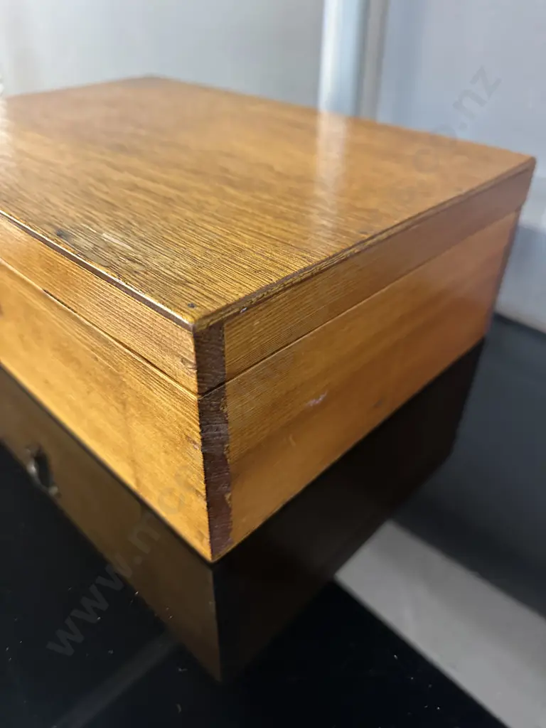 Vintage Wooden Partitioned Felted Compartments Jewellery/Storage Box H11,W33,D23cm.  Image 1++