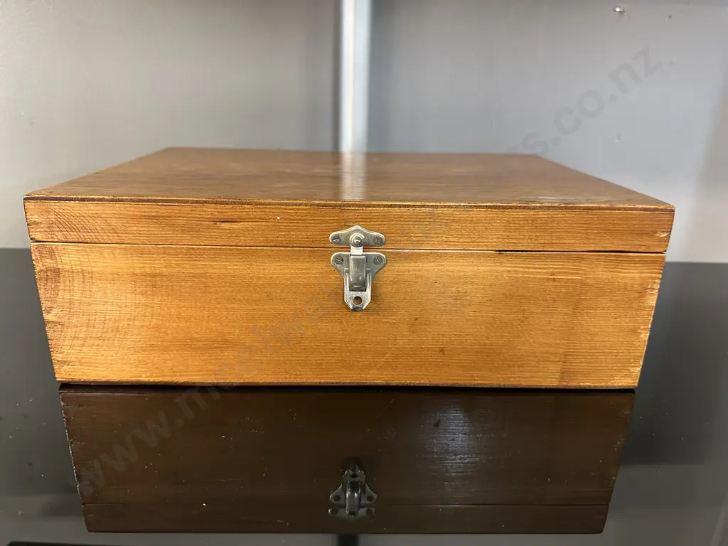 Vintage Wooden Partitioned Felted Compartments Jewellery/Storage Box H11,W33,D23cm.  Image 1++