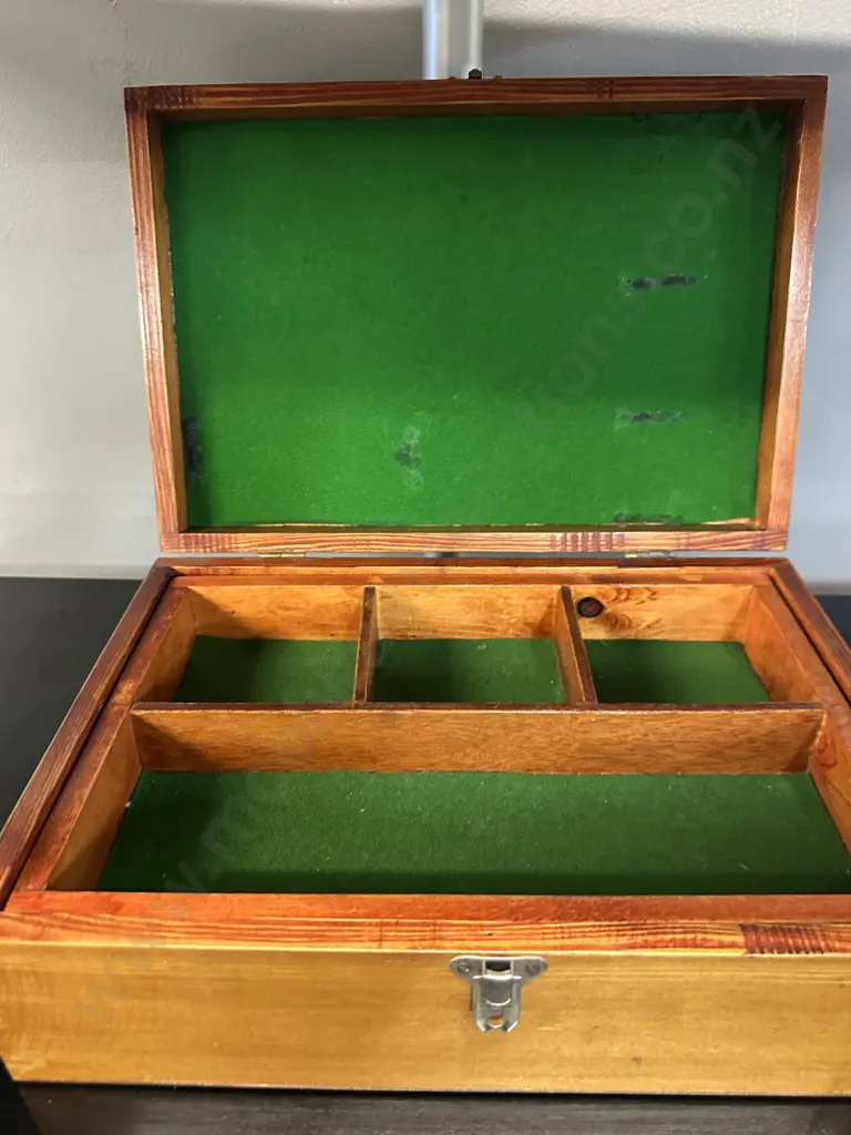 Vintage Wooden Partitioned Felted Compartments Jewellery/Storage Box H11,W33,D23cm.  Image 1++