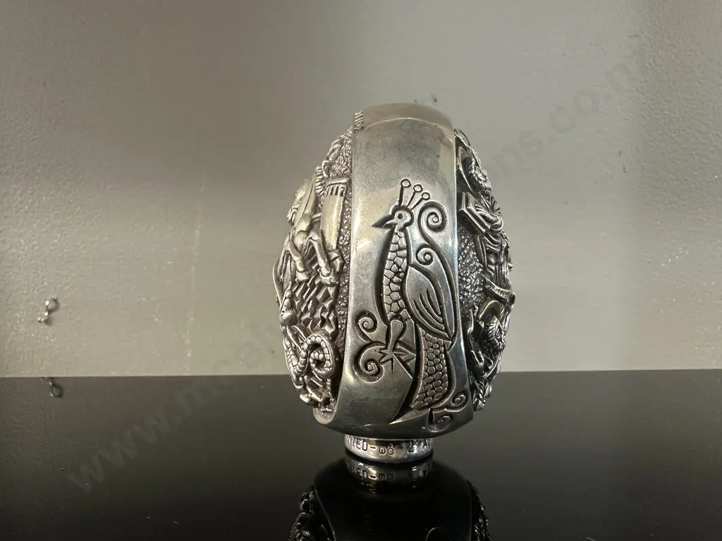 Sculpture In 995 Silver With Hallmarks Egg Shape With 2 Scenes - Virgin Mary With Jesus / St George On His Horse. H8cm Image 1++
