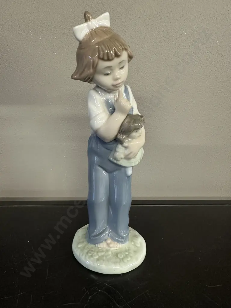 Vintage Spanish Nao Hush Girl With Doll Figurine H19cm. Image 1++