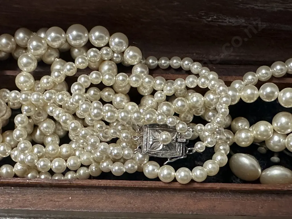 Selection Of Vintage Costume Pearl Necklaces & Earings Image 1++