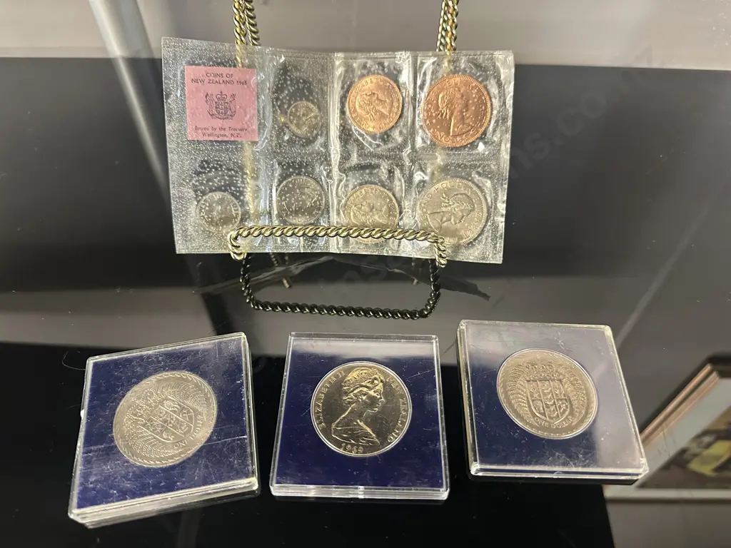 Selection Of Coins Including Commemorative Dollars & 1965 Coins Of New Zealand  Issue Set Image 1++