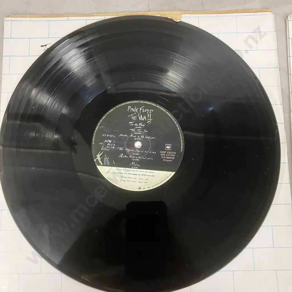 Pink Floyd The Wall 2 x Vinyl LP, Gatefold With Lyrics Sleeves, 1979 Original New Zealand Pressing Image 1++