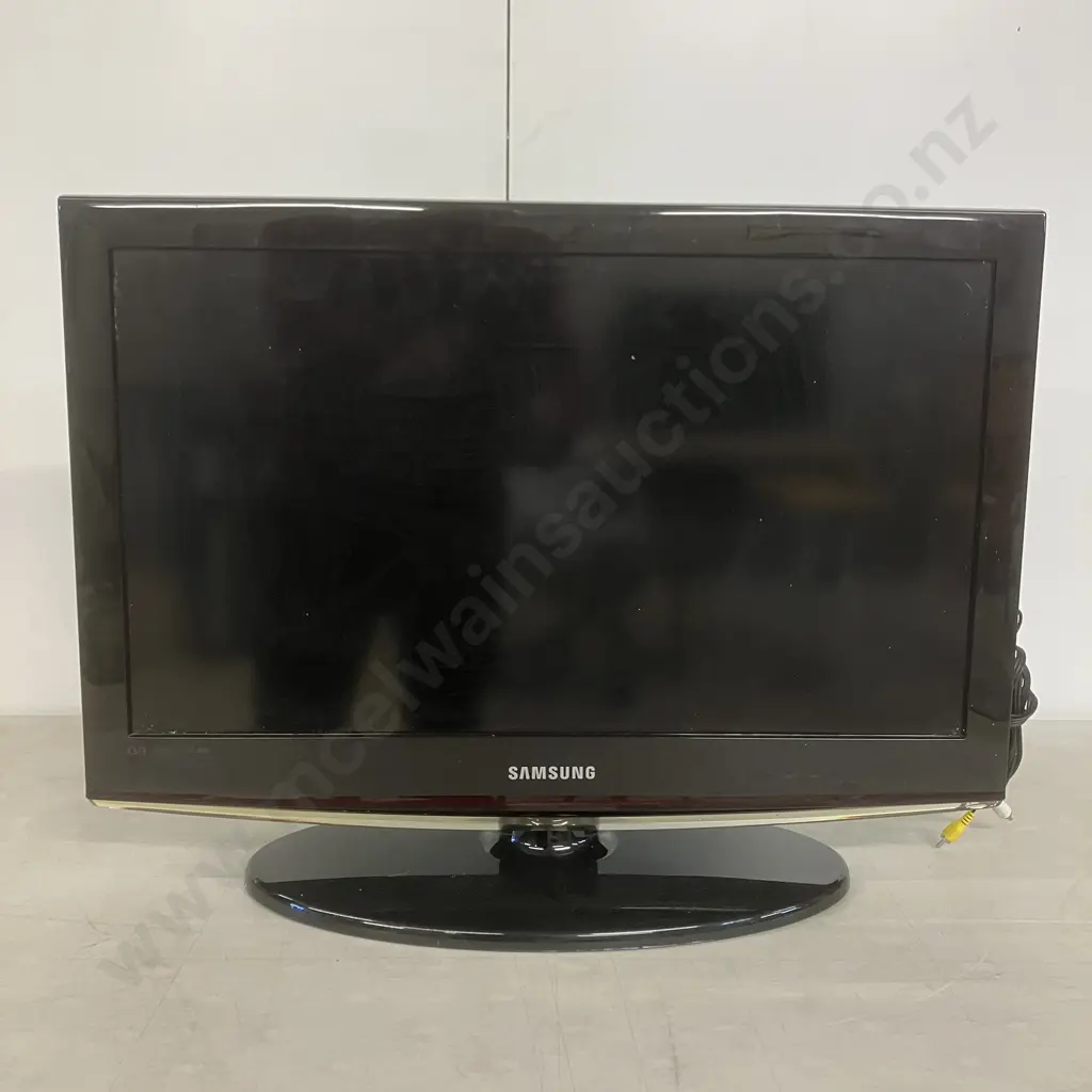 Samsung 26" LCD TV - Model LA26C450ElM (No Remote) Image 1++