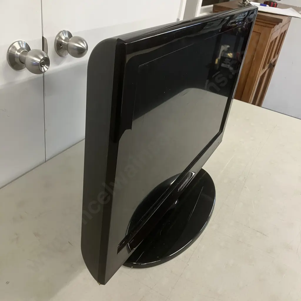 Samsung 26" LCD TV - Model LA26C450ElM (No Remote) Image 1++