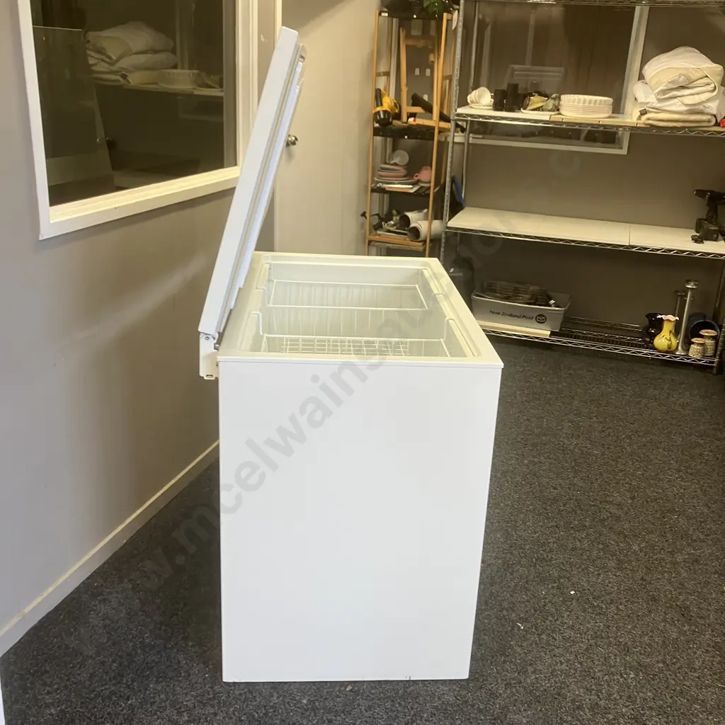 Westinghouse 300 Litre Chest Freezer - White (Model WCM3200WC) Image 1++