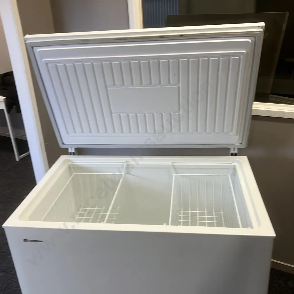 Westinghouse 300 Litre Chest Freezer - White (Model WCM3200WC) Image 1++
