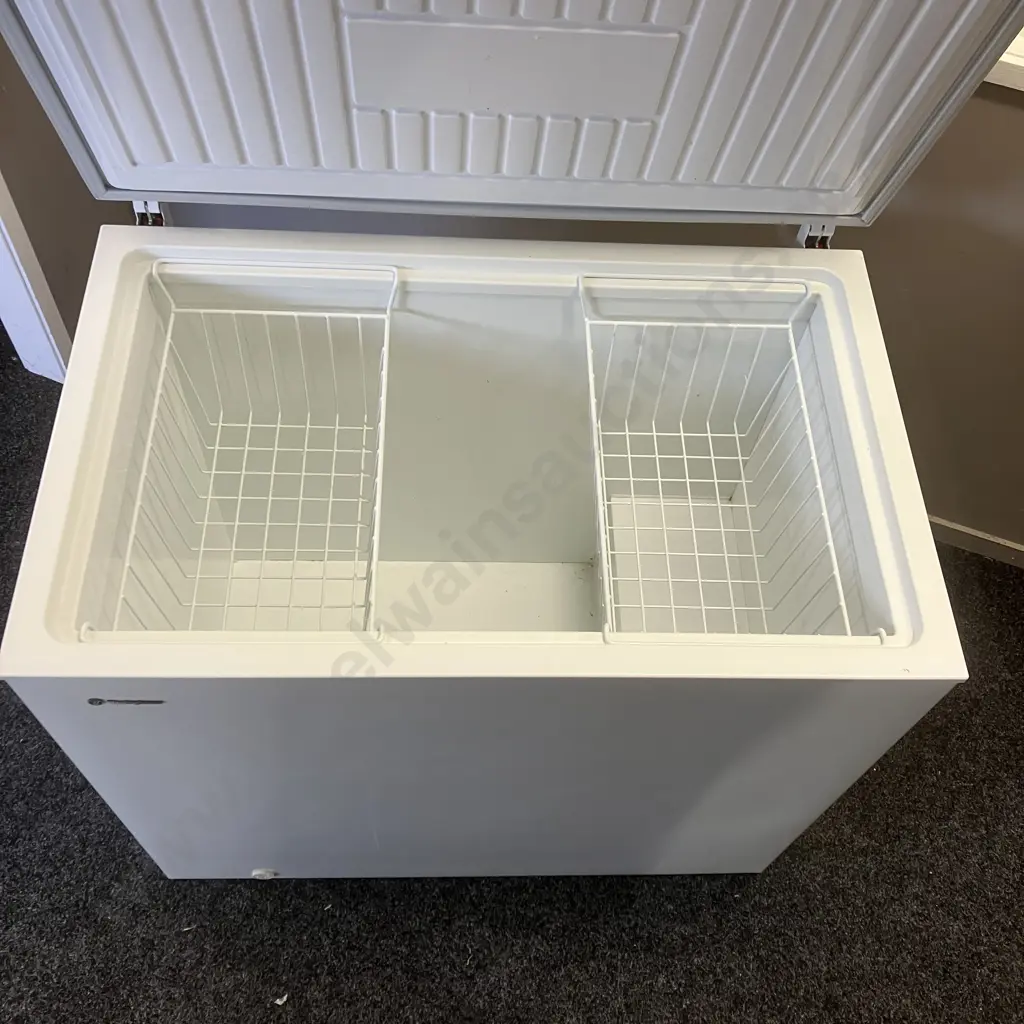 Westinghouse 300 Litre Chest Freezer - White (Model WCM3200WC) Image 1++