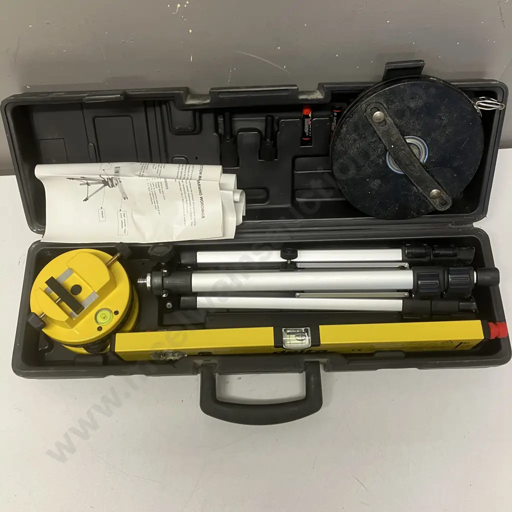 Laser level With Tripod In Case & 30m Fibreglass Measuring Tape Image 1++