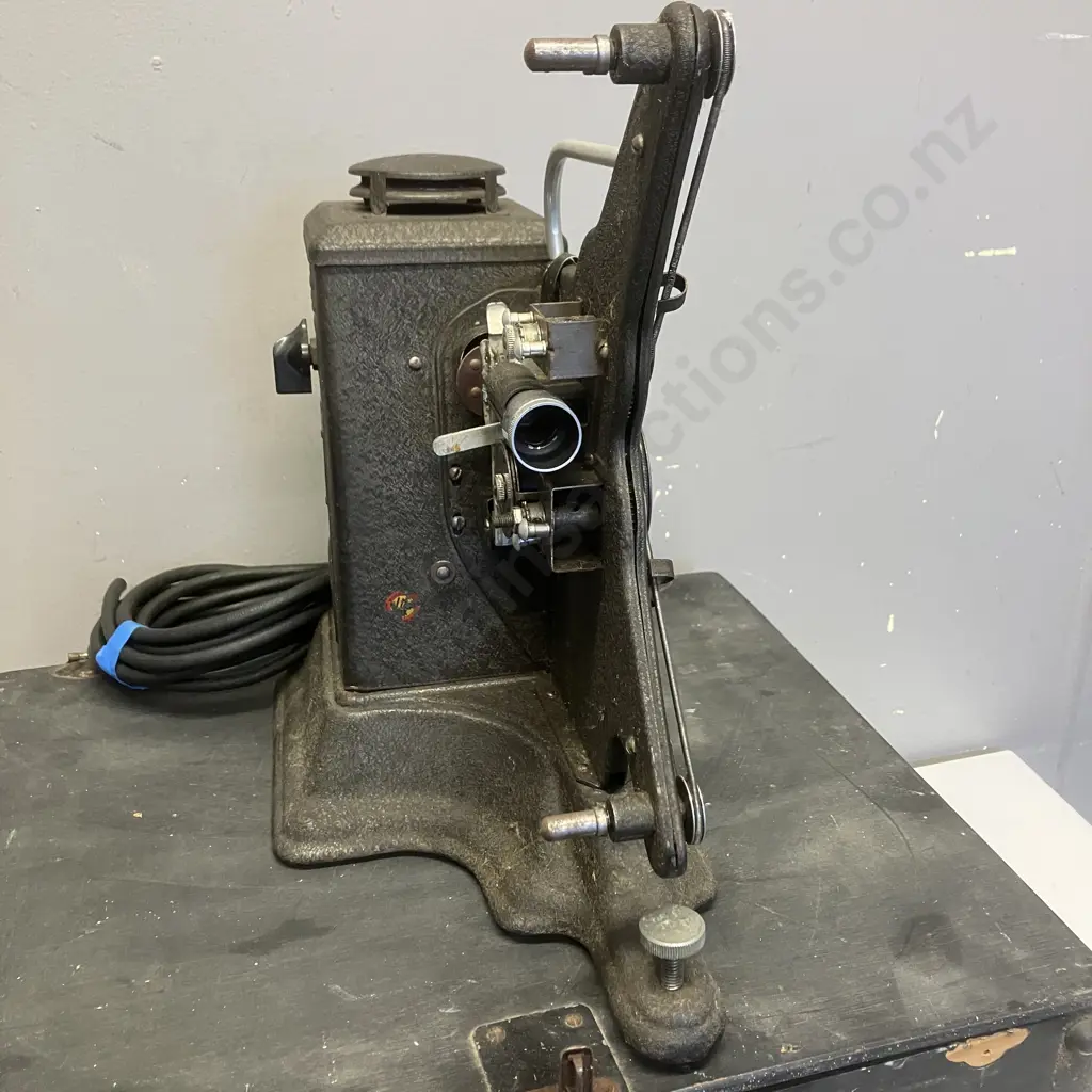 Vintage Keystone Model D-8 Projector In Case (Display Only) Image 1++