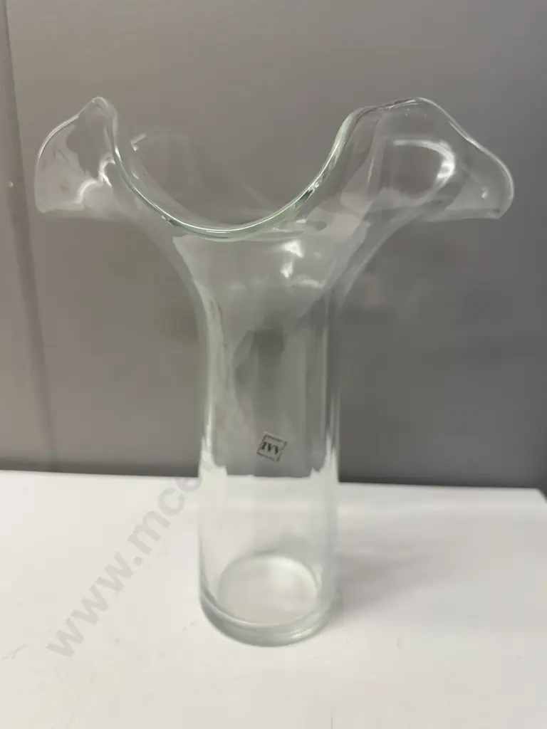 Italian Ivv Hand Blowen Glass Ribbed Design Ruffle Vase H29.5cm. Image 1++