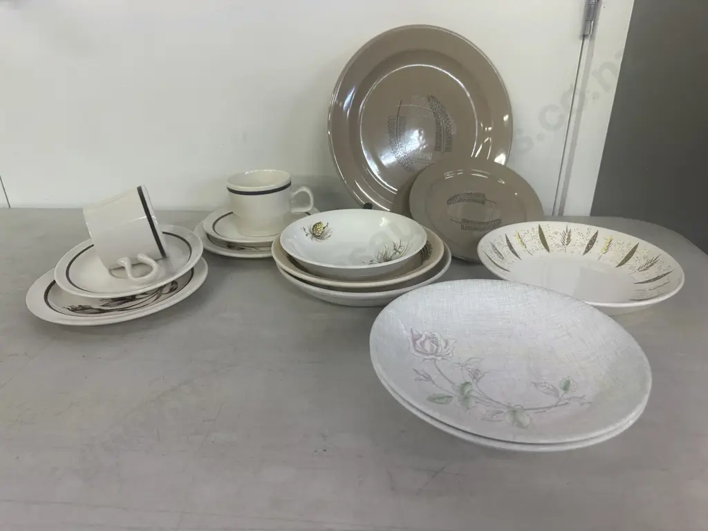 Vintage New Zealand Crockery Including Crown Lynn  Image 1++