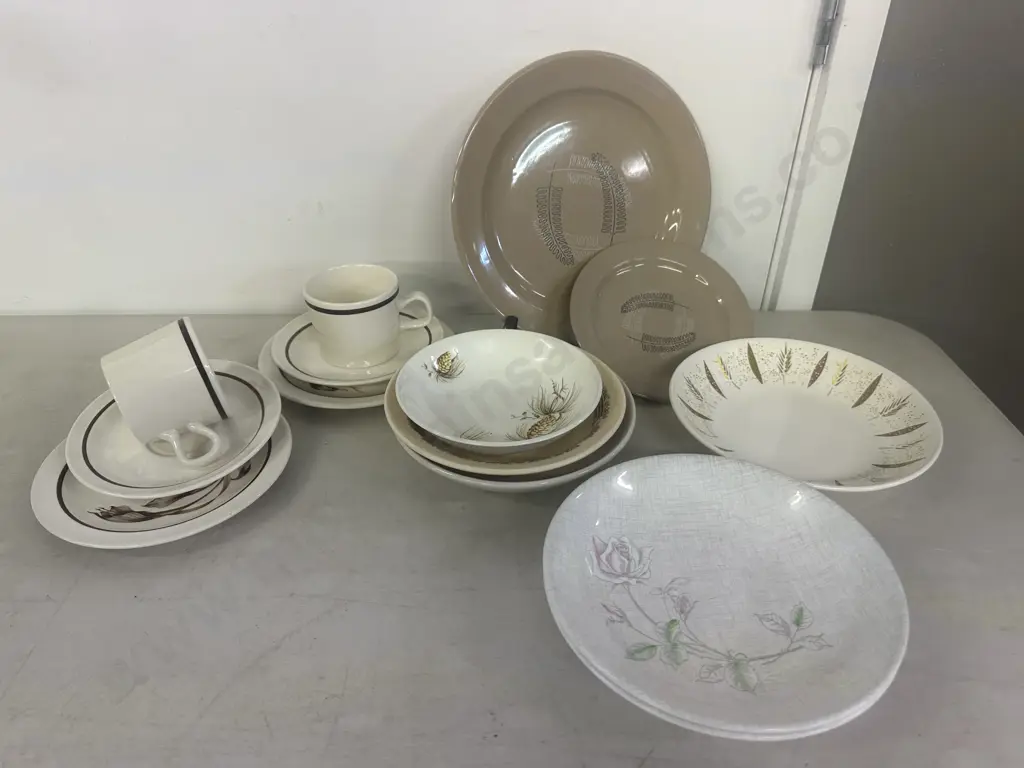 Vintage New Zealand Crockery Including Crown Lynn  Image 1++