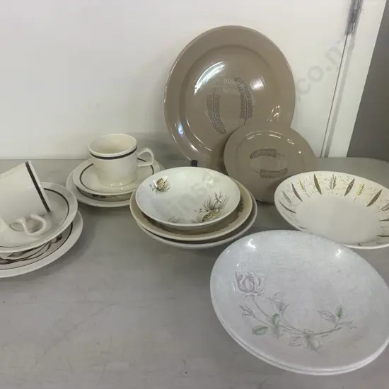 Vintage New Zealand Crockery Including Crown Lynn 