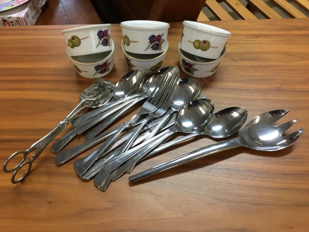Evesham Royal Worcester Ramekins Shape 40 With Assorted Cutlery Image 1++