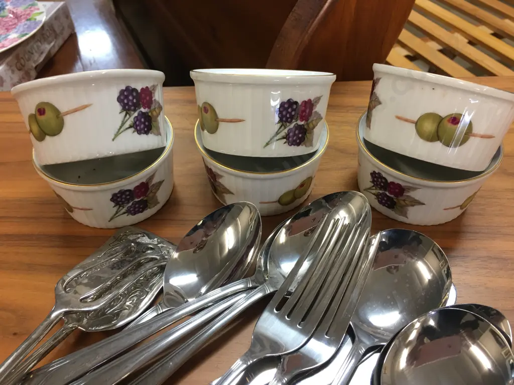 Evesham Royal Worcester Ramekins Shape 40 With Assorted Cutlery Image 1++