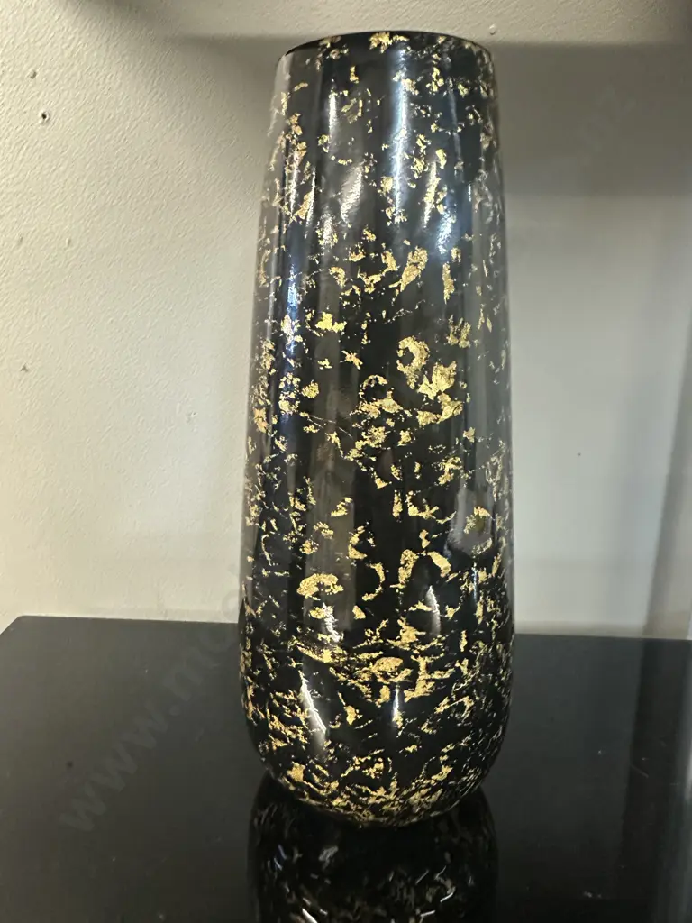 Black & Gold Lacquer Vase. H29cm Image 1++