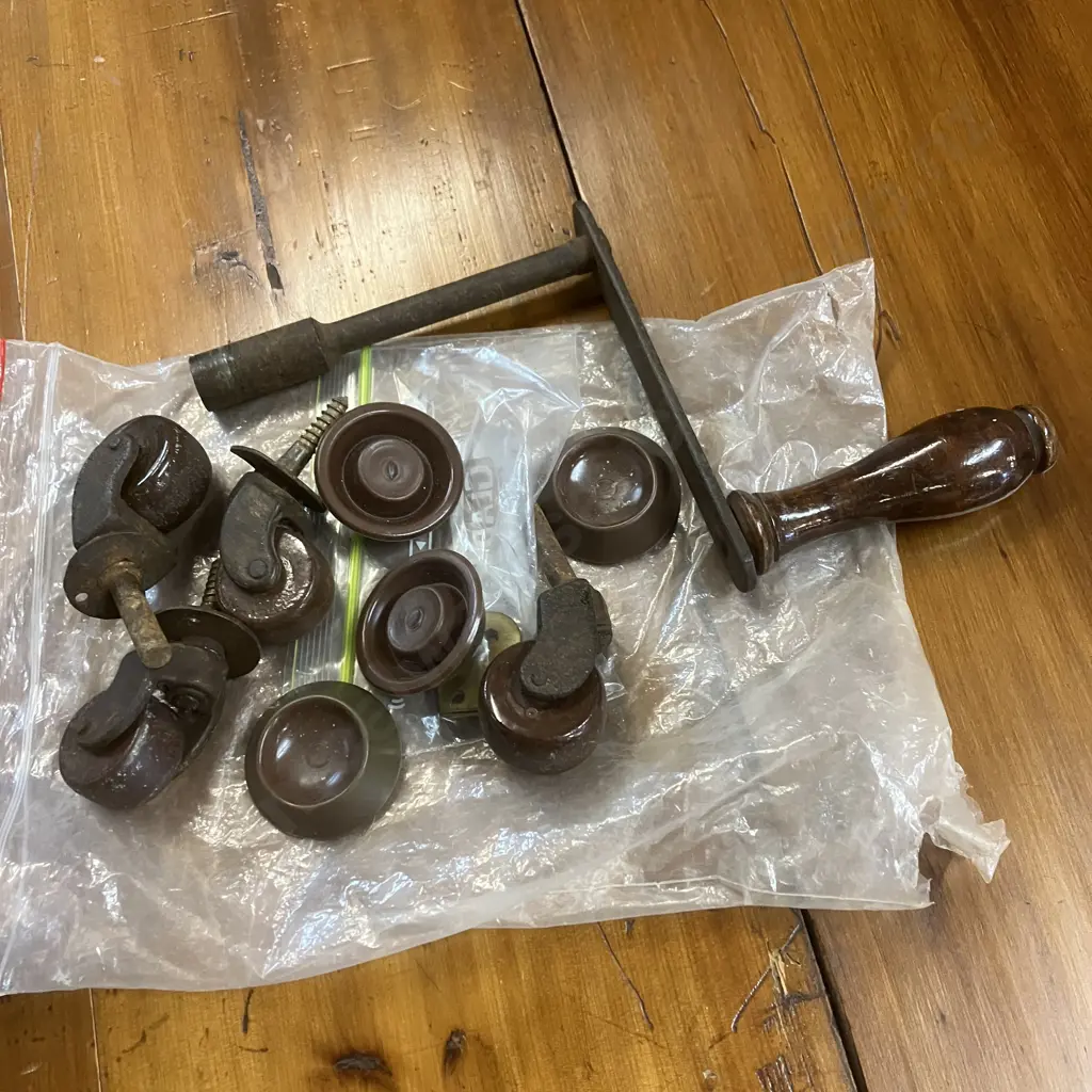 19th Antique Colonial New Zealand Kauri Banquet Extension Dining Table With Working Crank Handle & 3 Leaves Image 1++