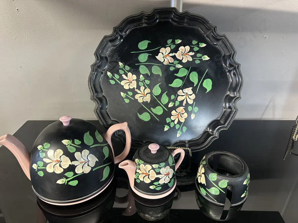 Vintage English Pink Teapots B7744B  Ever Hot Insulated & Cover With Round Scalloped Edge Tray Image 1++